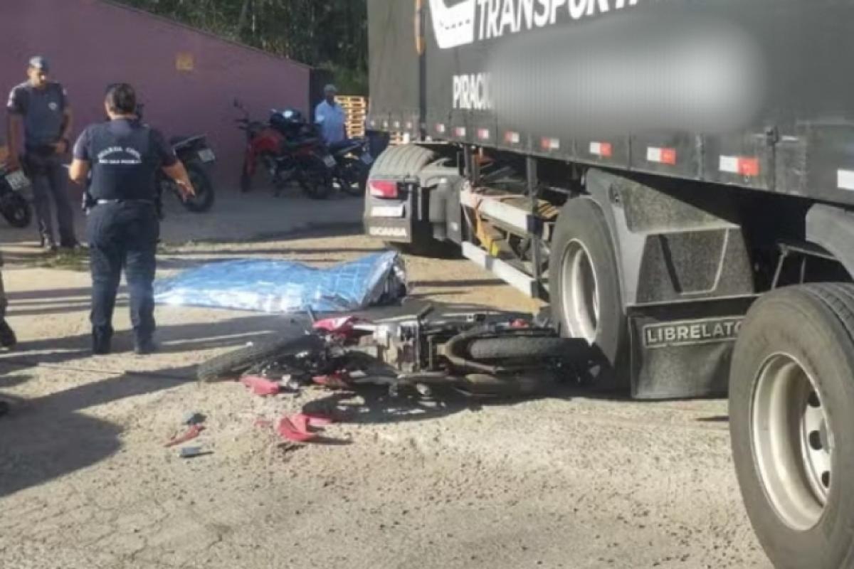 Com o forte impacto contra a carreta, o condutor da moto morreu no local. 
