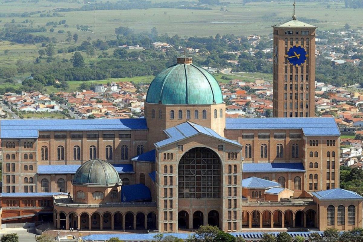 O Santuário Nacional de Aparecida é considerado o segundo maior santuário católico do mundo, atrás apenas da Basílica de São Pedro, no Vaticano.