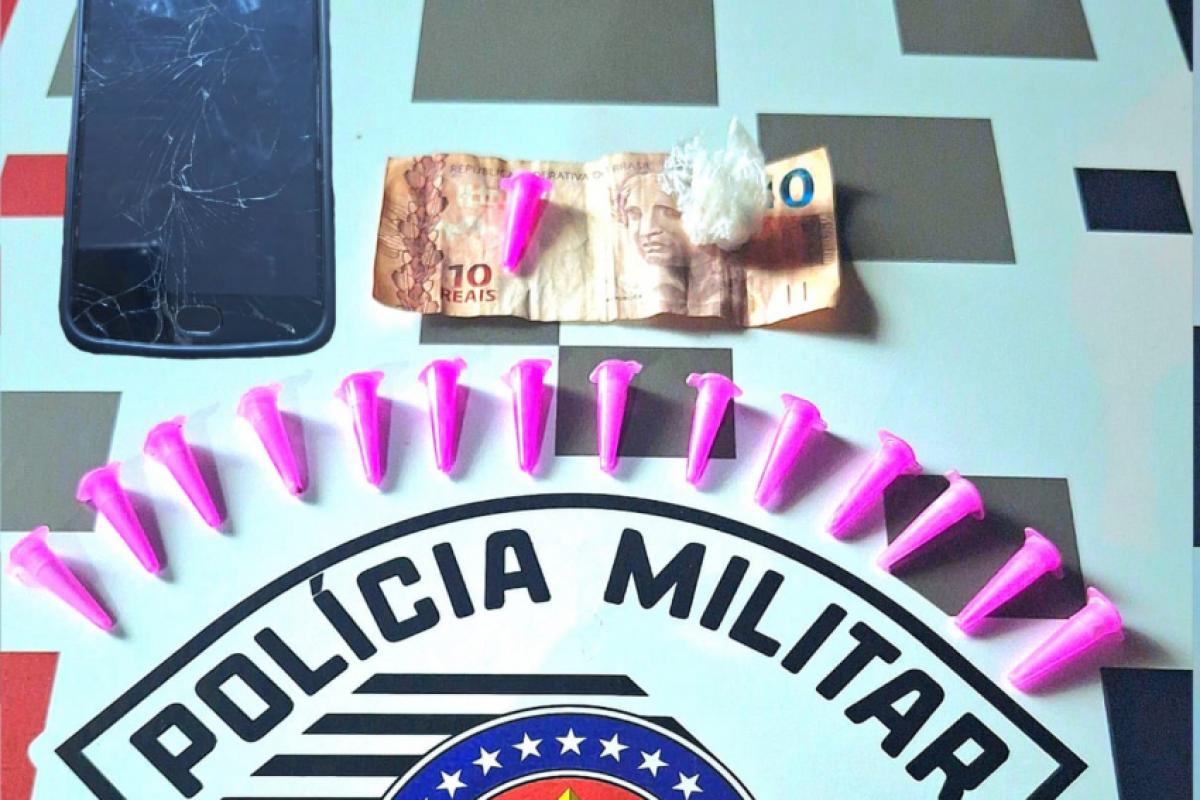 Denúncia anônima levou policiais a surpreender homem com drogas próximo a um bar no Portal da Pérola