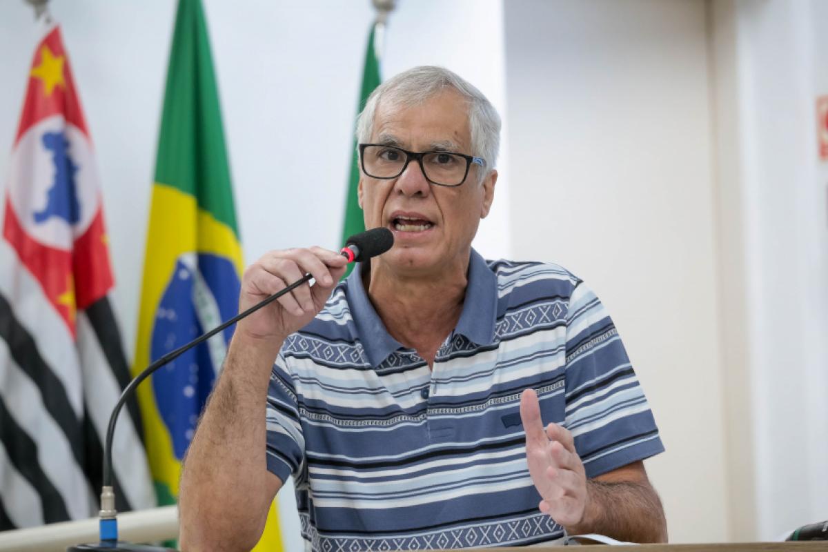 Autor do questionamento, vereador Marco Bicheiro (PSDB) discursa na Câmara Municipal