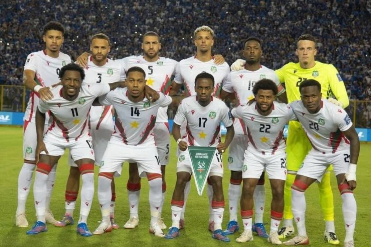 Seleção do Suriname antes de jogo contra El Salvador nas Eliminatórias