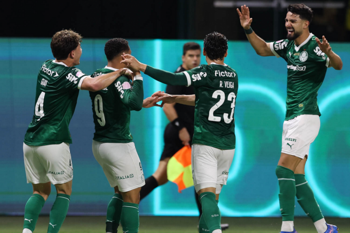 Vitor Roque comemora gol, junto dos companheiros do Palmeiras