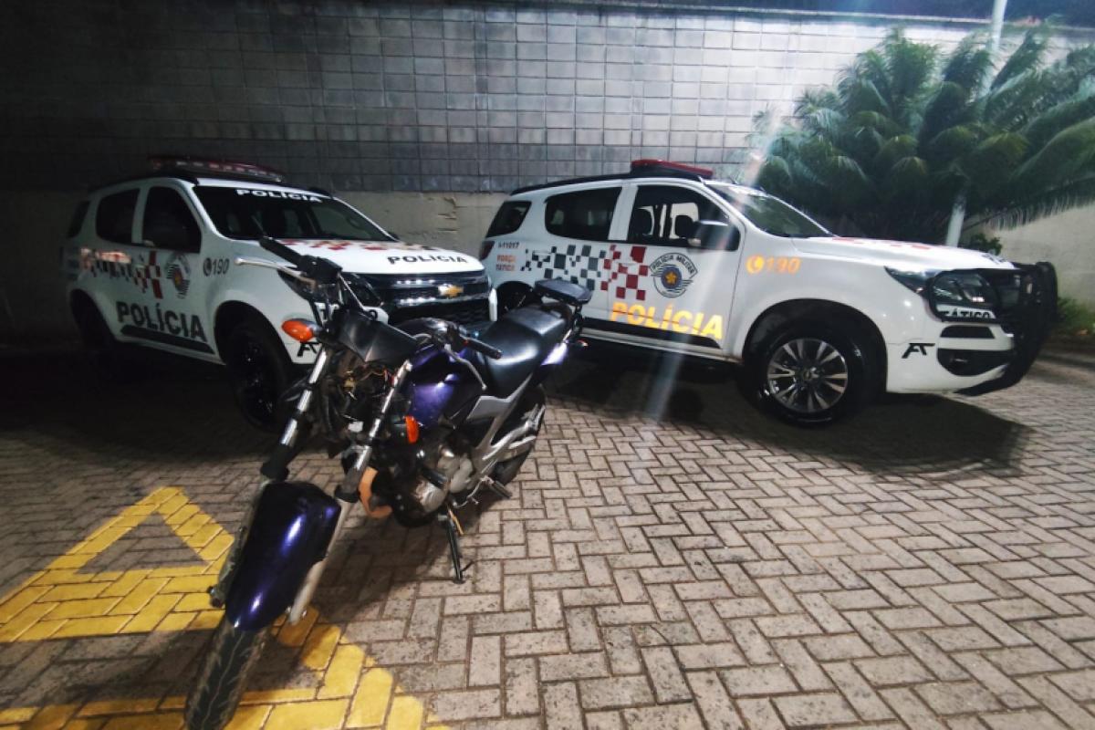 A moto recuperada pelos policiais