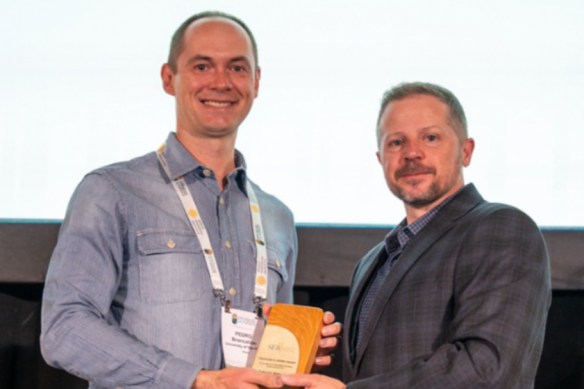 O docente Pedro Henrique Santin Brancalion foi um dos ganhadores do Prêmio Theodore M. Sperry 2025