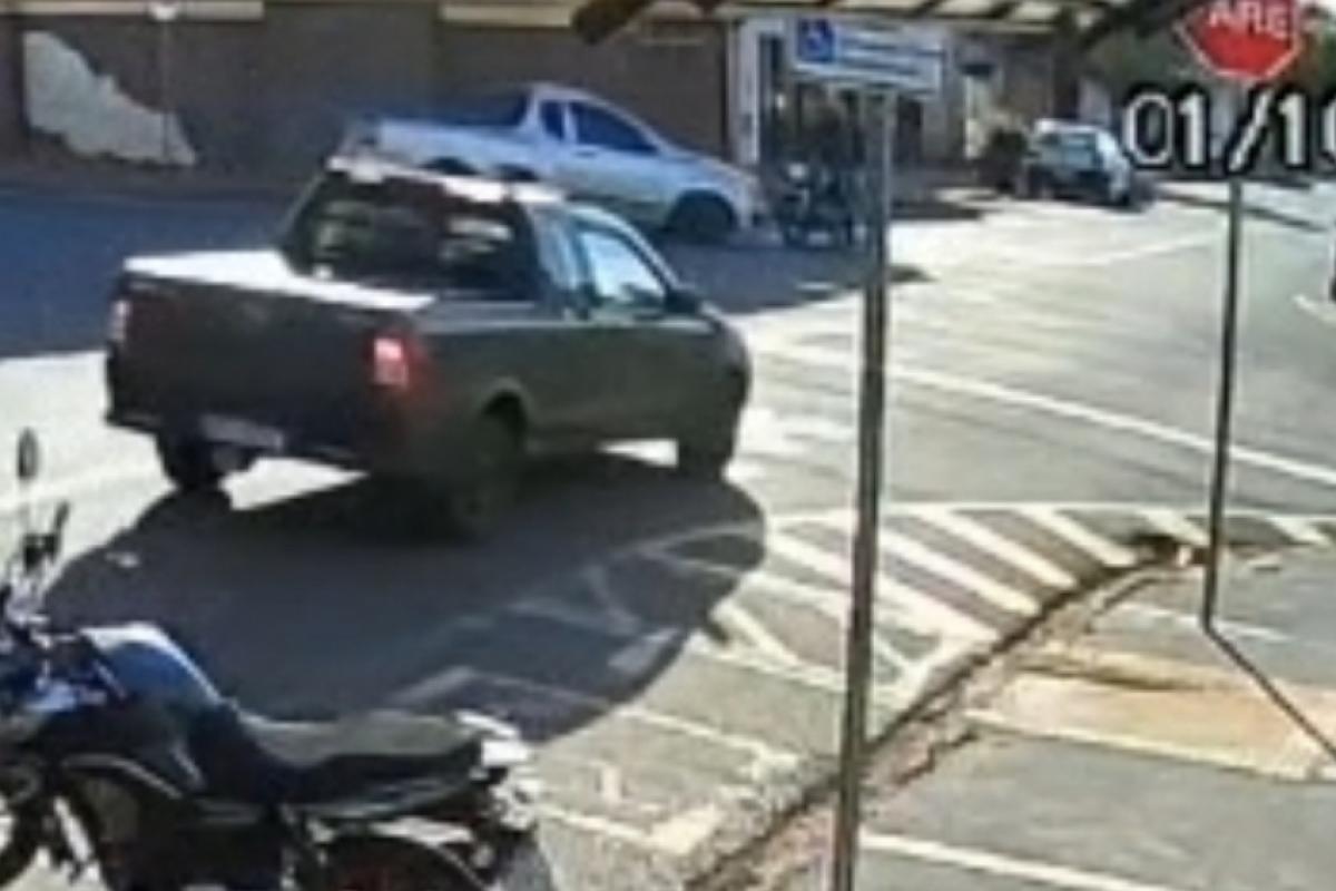 Momento em que o carro atingiu o motociclista ao fazer a curva