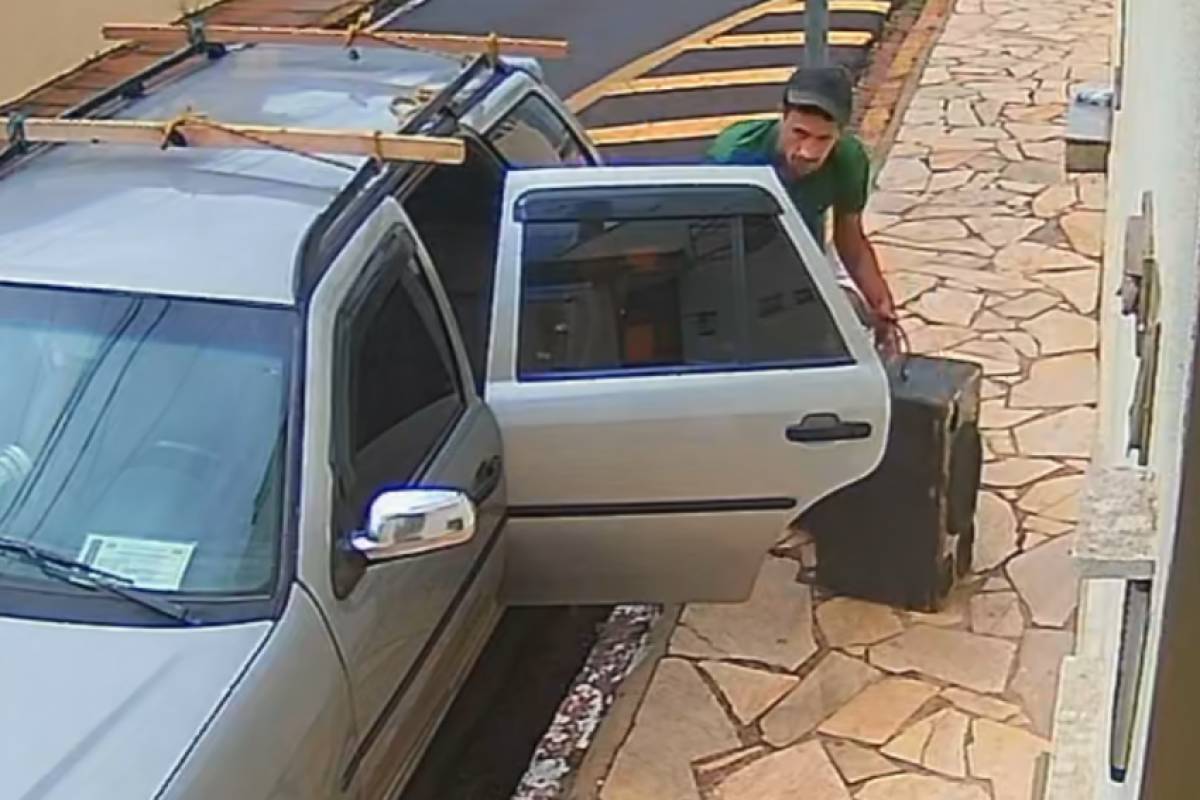 Criminoso furtando a caixa de som, em plena luz do dia, no Centro de Franca
