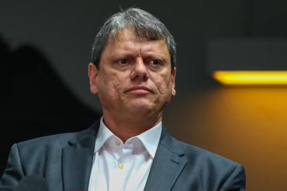 Governo Tarcísio de Freitas pune professores com licença médica