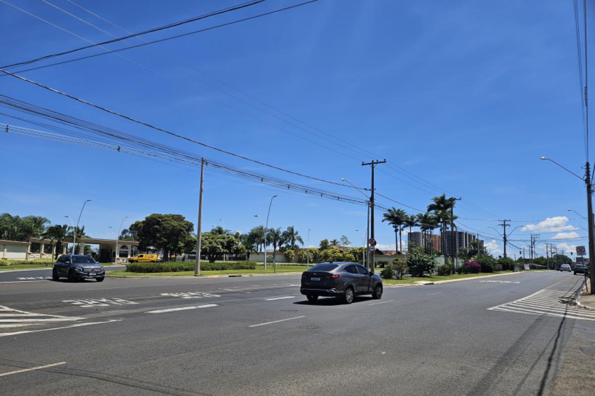 Céu visto da avenida Dr. Armando de Sáles Oliveira, no Parque Universitário, neste sábado