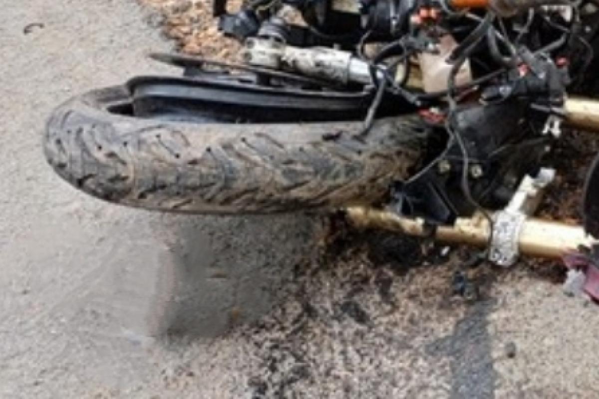 Com o forte impacto, o motociclista morreu ainda no local. 