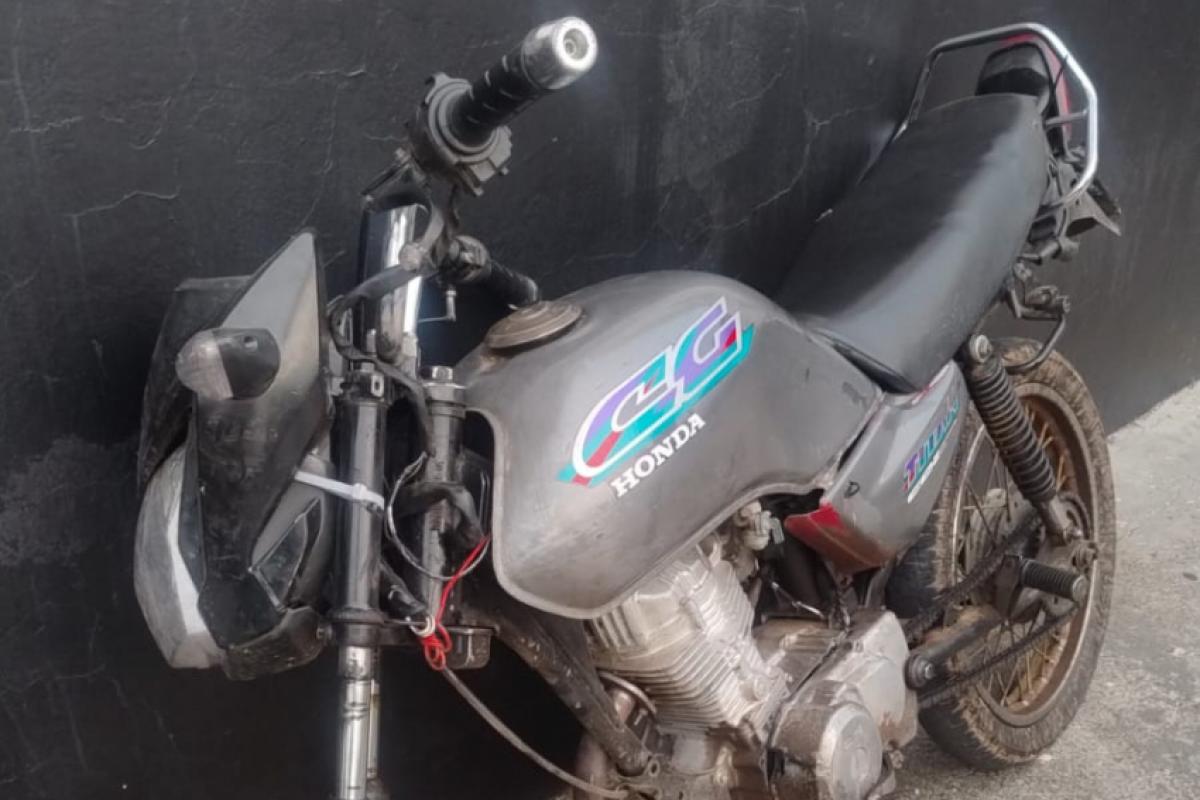 A moto cheia de irregularidades administrativas e com indícios de crimes