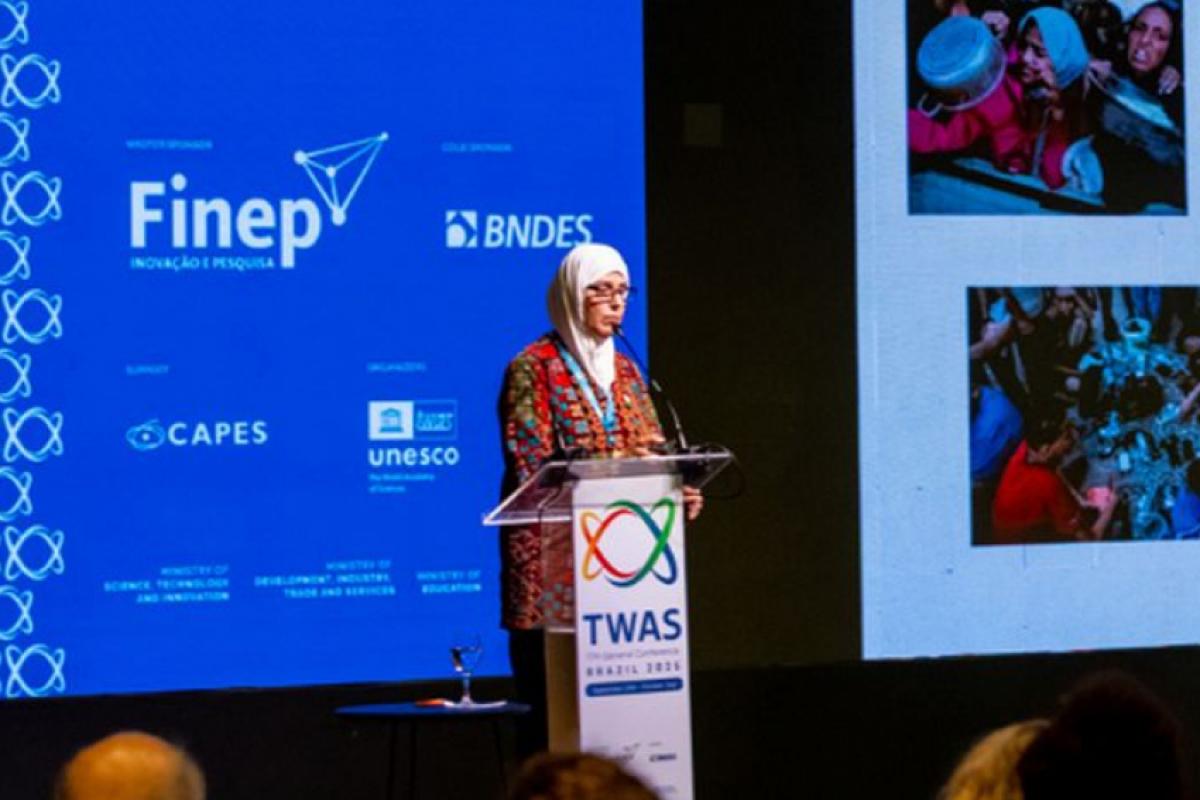 Hala El-Khoondar durante conferência, no Rio de Janeiro