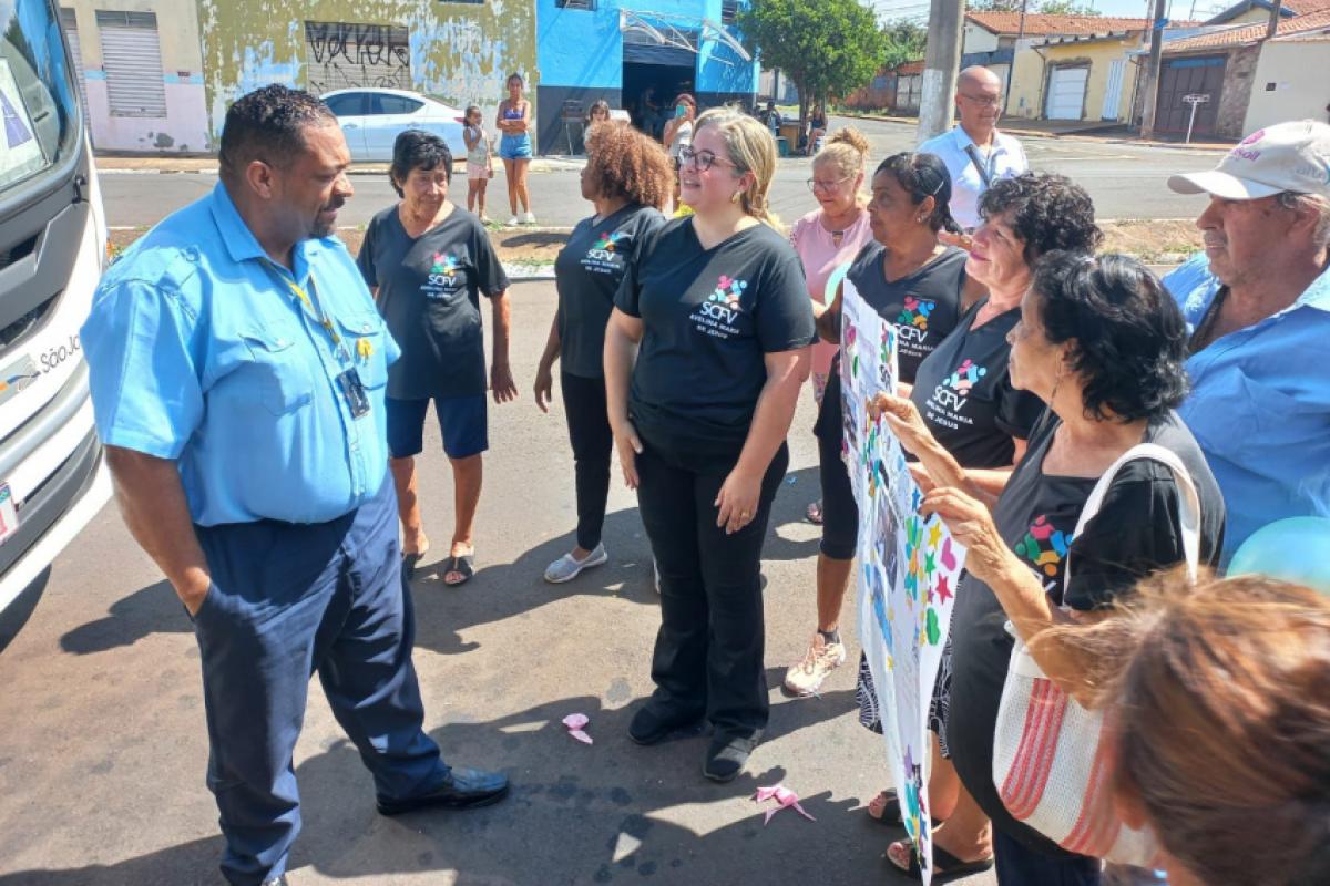 Roberto Inocêncio durante homenagem do CCI de Franca