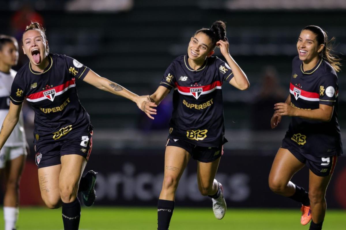 Jogadoras do São Paulo comemoram vitória sobre o Olimpia (Paraguai) por 1 a 0