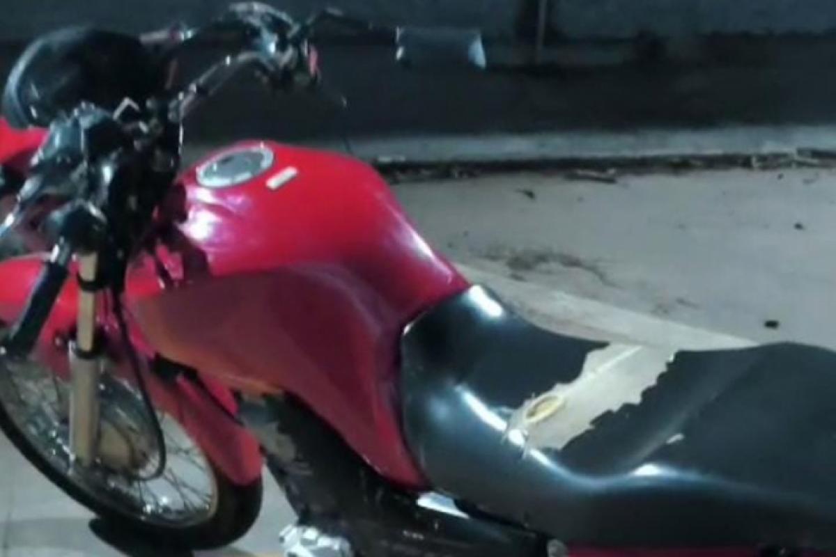 A moto ficou danificada e precisou ser guinchada ao DP