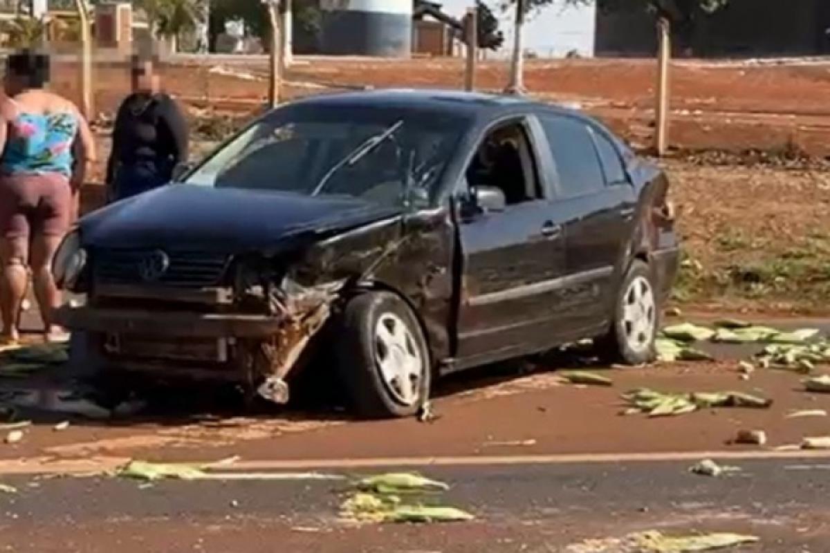 Estado do carro após a colisão em Miguelópolis