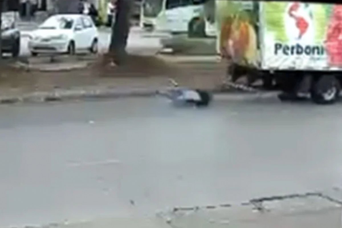 O caso é da tarde de terça-feira (21) e foi registrado por câmera de segurança.