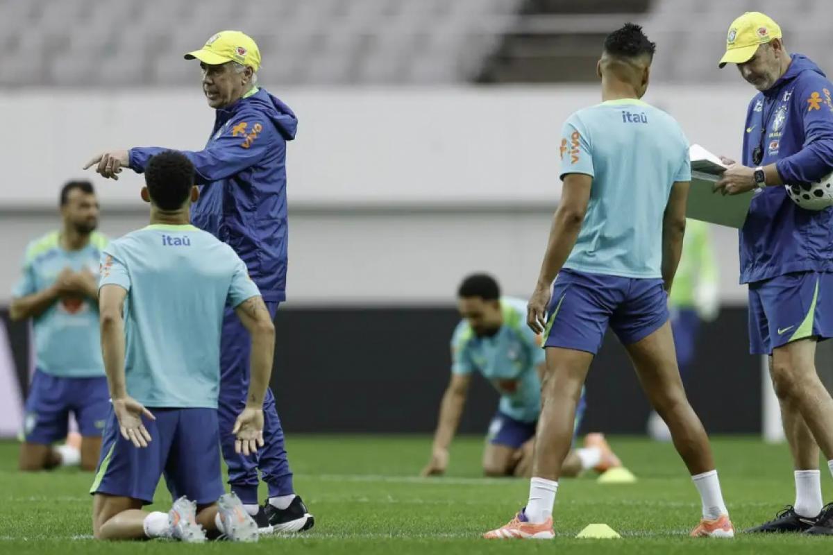 O técnico italiano Carlo Ancelotti comanda treino da seleção brasileira