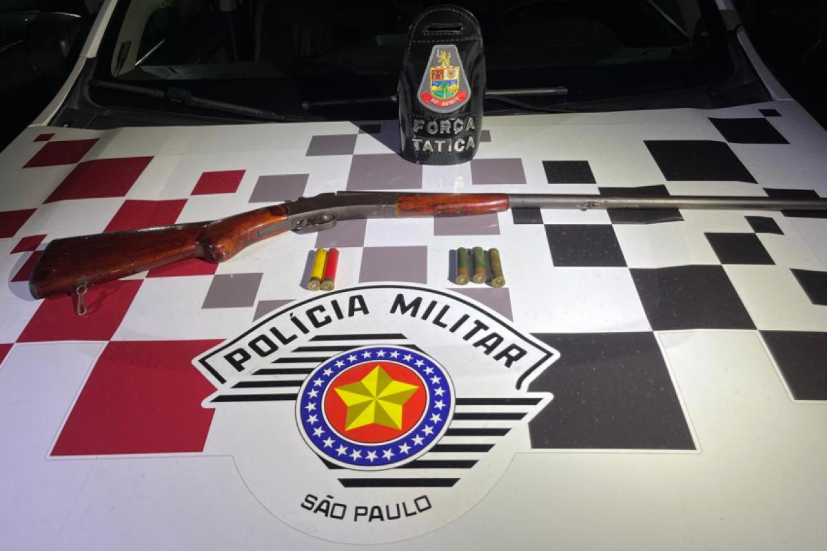 Policiais do 23º BPM-I apreendem espingarda e munições em Guaratinguetá