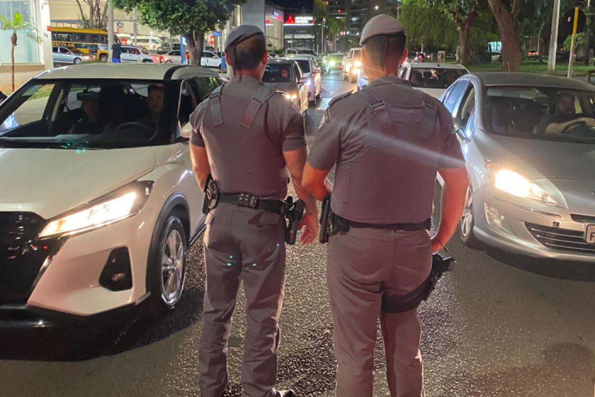 Operação flagra motorista embriagado e aplica 86 autuações em blitz da PM e Detran