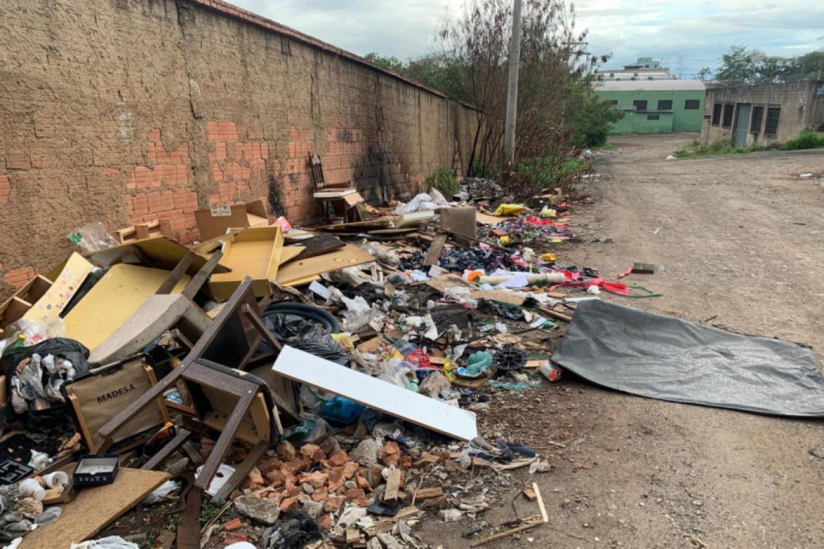 De acordo com os relatos, o material descartado ocupa parte da via, dificultando a passagem de pedestres e motoristas que passam pelo local