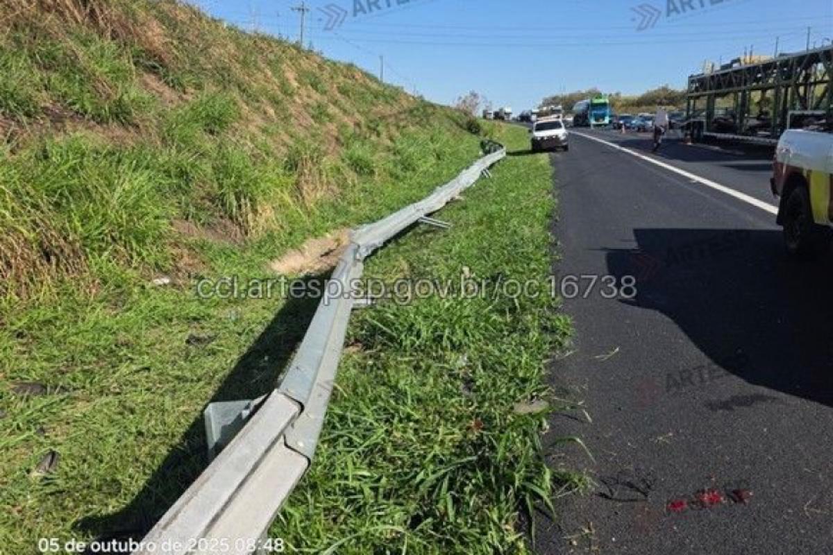 Todas as faixas ficaram bloqueadas por alguns minutos, o que causou congestionamento na rodovia