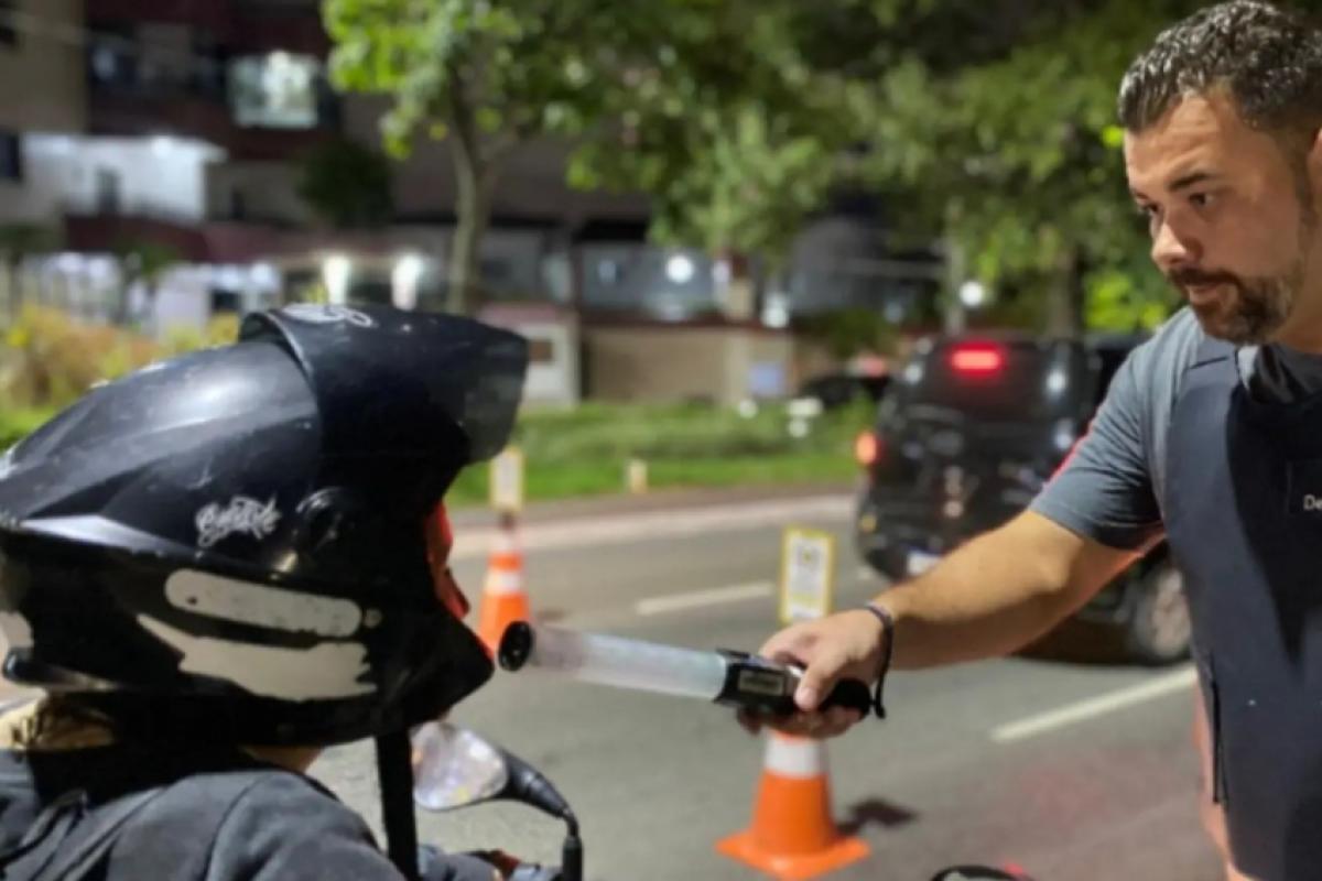 Nem todos passam pela fiscalização e dirigem deliberadamente sob efeito de álcool podendo acarretar em tragédias