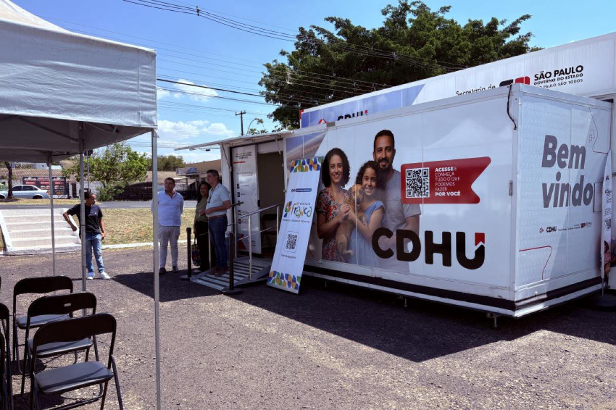 Carreta Móvel da CDHU, em Franca, no Ginásio Poliesportivo do Leporace