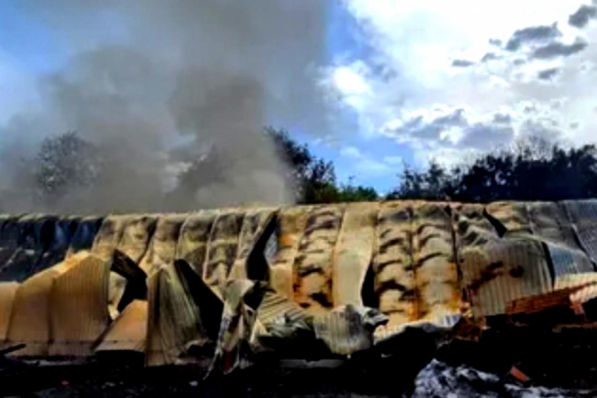 O fogo intenso causou grande estrago na indústria. 