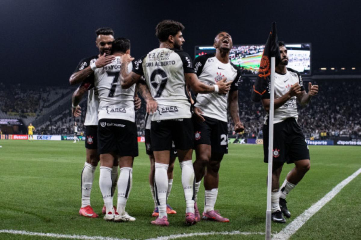 Jogadores comemoram primeiro gol