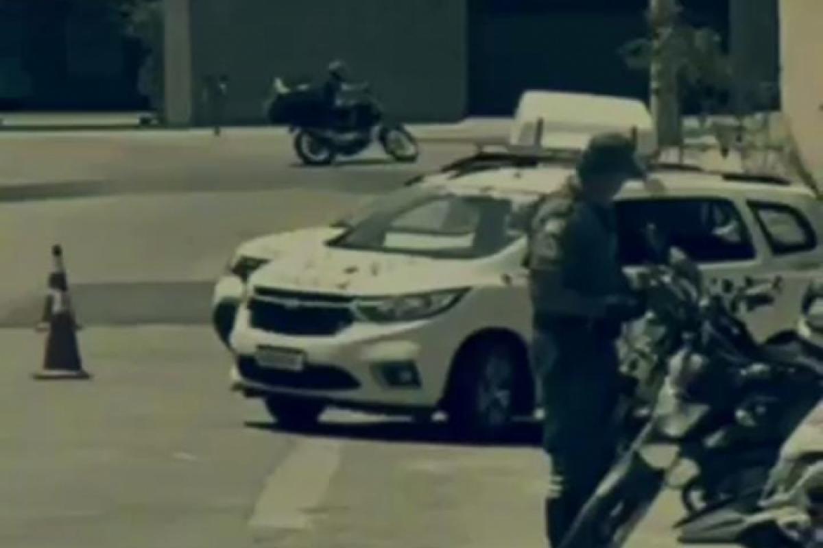 O motoboy desvia do 'comando' e tenta fugir, mas é perseguido pelos PMs