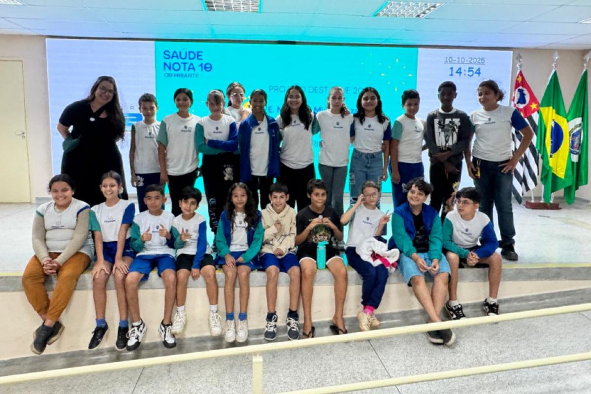 Professora Kessy Rizental e os alunos da EM Décio Miglioranza, primeiro lugar no projeto Saúde Nota 10.
