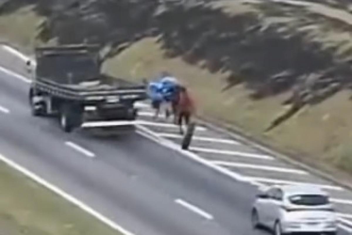 Pneu se soltou de caminhã