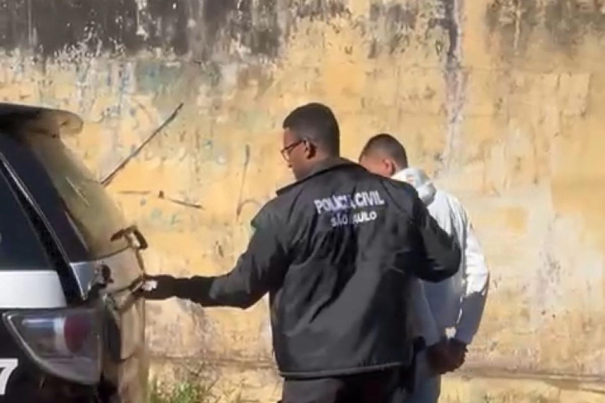 Um dos alvos sendo preso pela Polícia Civil