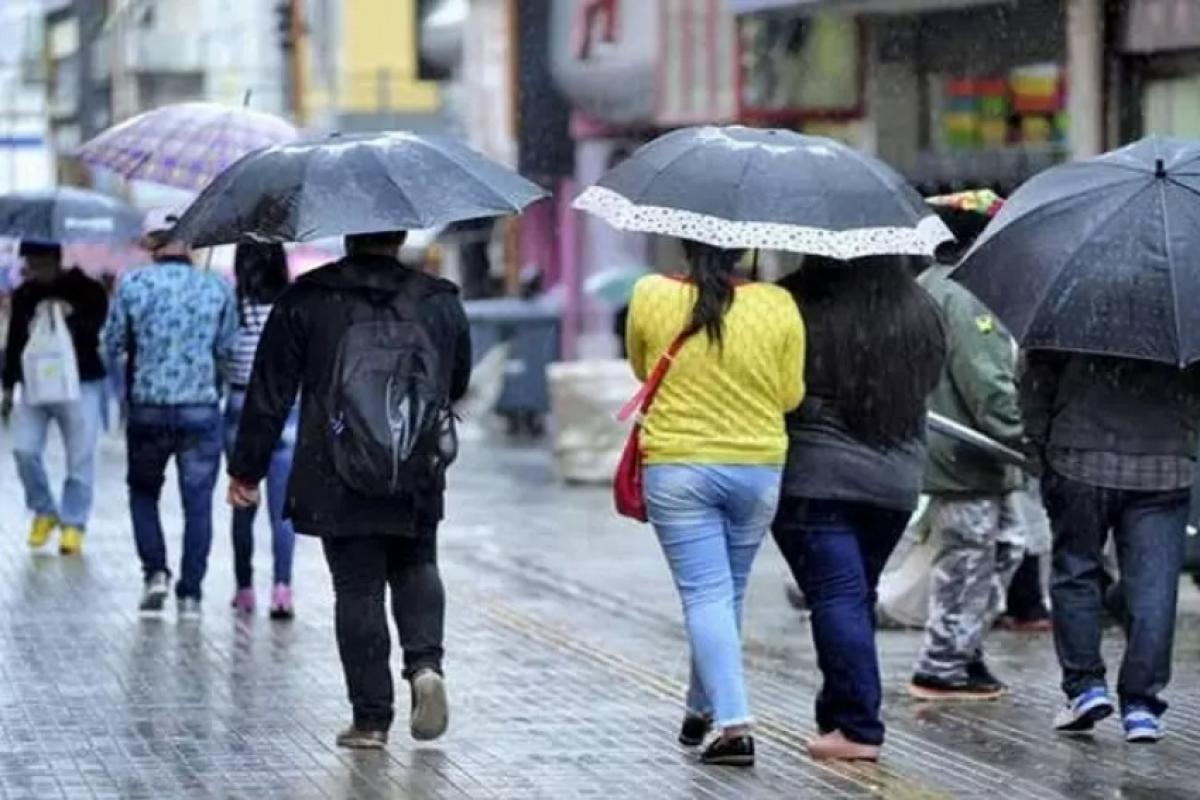 Com a chegada da chuva, os termômetros devem cair um pouco na cidade, mas não tanto quanto em frentes frias anteriores