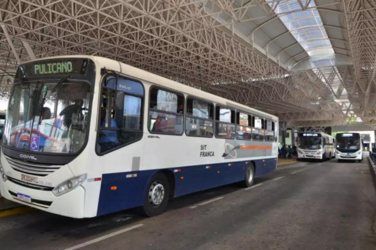 Ônibus no Terminal Central 'Ayrton Senna', em Franca