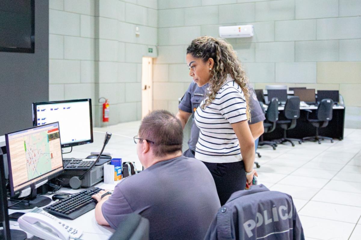 A prefeita Suéllen Rosim visitou a sede do Copom para acompanhar os primeiros resultados do programa na cidade nesta quinta-feira (16)