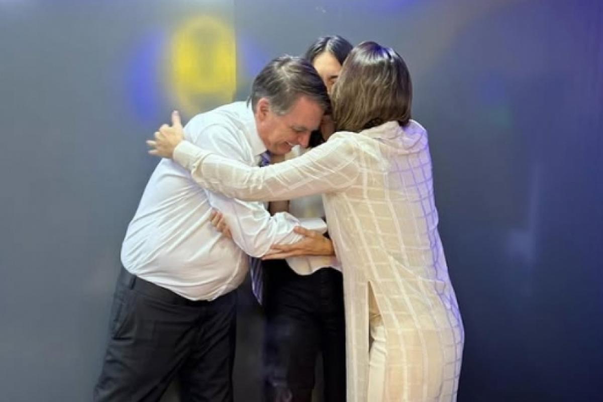 Jair Bolsonaro e Michelle abraçam a filha Laura