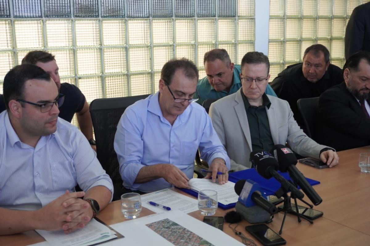 O Prefeito Helinho Zanatta assinou, na manhã desta terça-feira (21), 4 decretos que declaram as áreas da Comunidade Renascer como de interesse social.