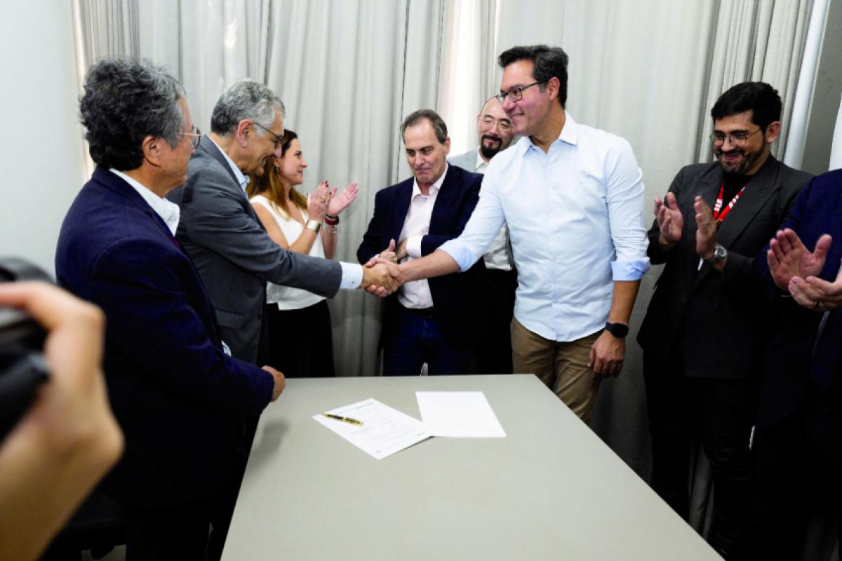 Autoridades durante assinatura na tarde desta quinta-feira (2).