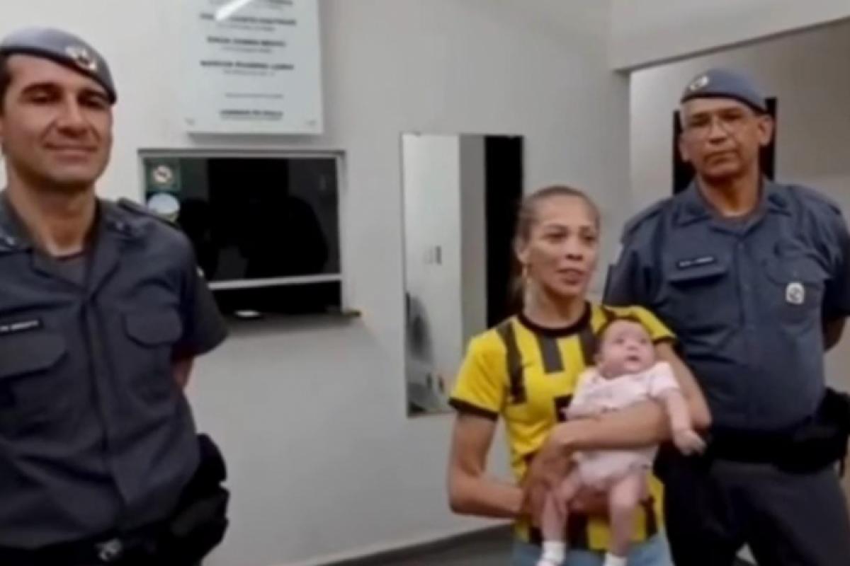 Equipe que realizou o procedimento, mãe e bebe após alta na Santa Casa de Guararapes 