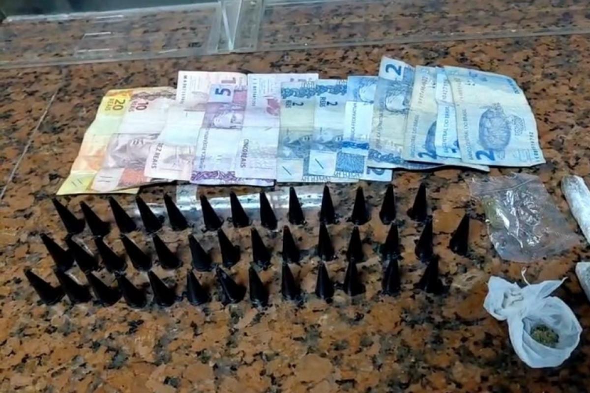 O homem foi preso e as drogas apreendidas. 