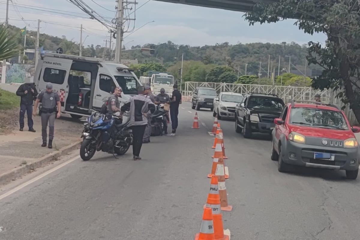 Um dos locais foi a avenida Antônio Frederico Ozanan, na entrada/saída do bairro Jardim Fepasa