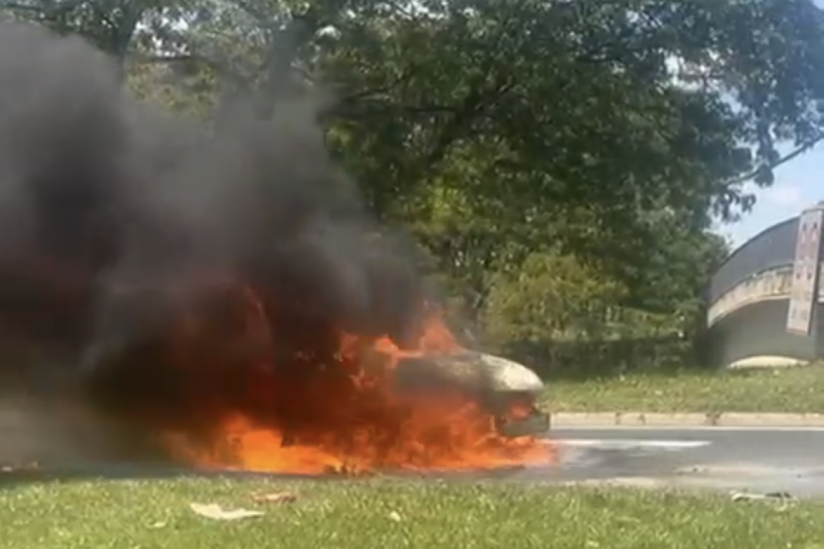 Carro pegando fogo na rodovia Cândido Portinari 