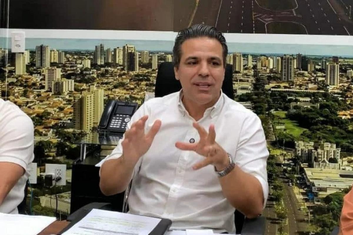 Prefeito Lucas Zanatta durante coletiva de imprensa no Paço Municipal, na manhã desta sexta-feira (24), em Araçatuba