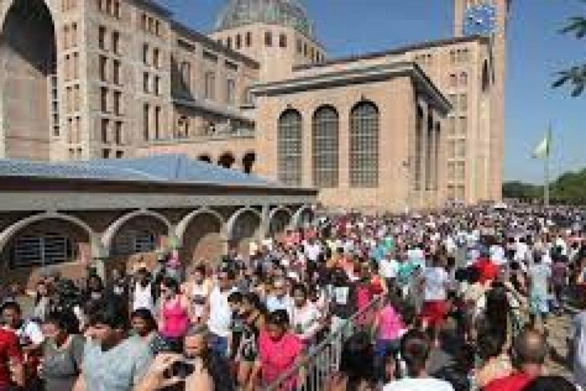 Multidão de romeiros no Santuário Nacional de Aparecida