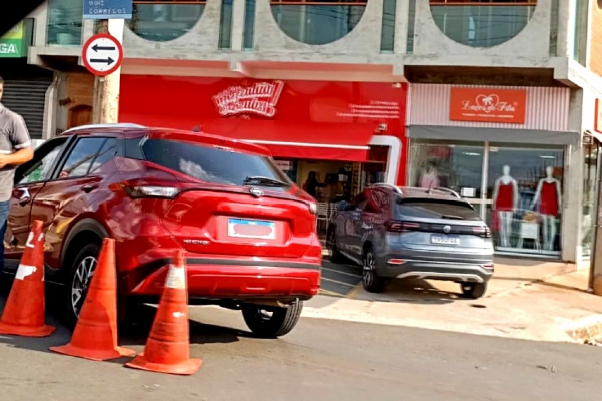 Após a batida violenta, um dos carros atingiu um poste de energia. 