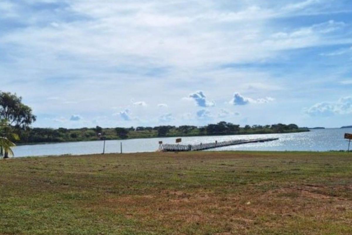 Mesmo orientado a não pular, rapaz teve câimbra forte e foi salvo por bombeiro civil com apoio de funcionários