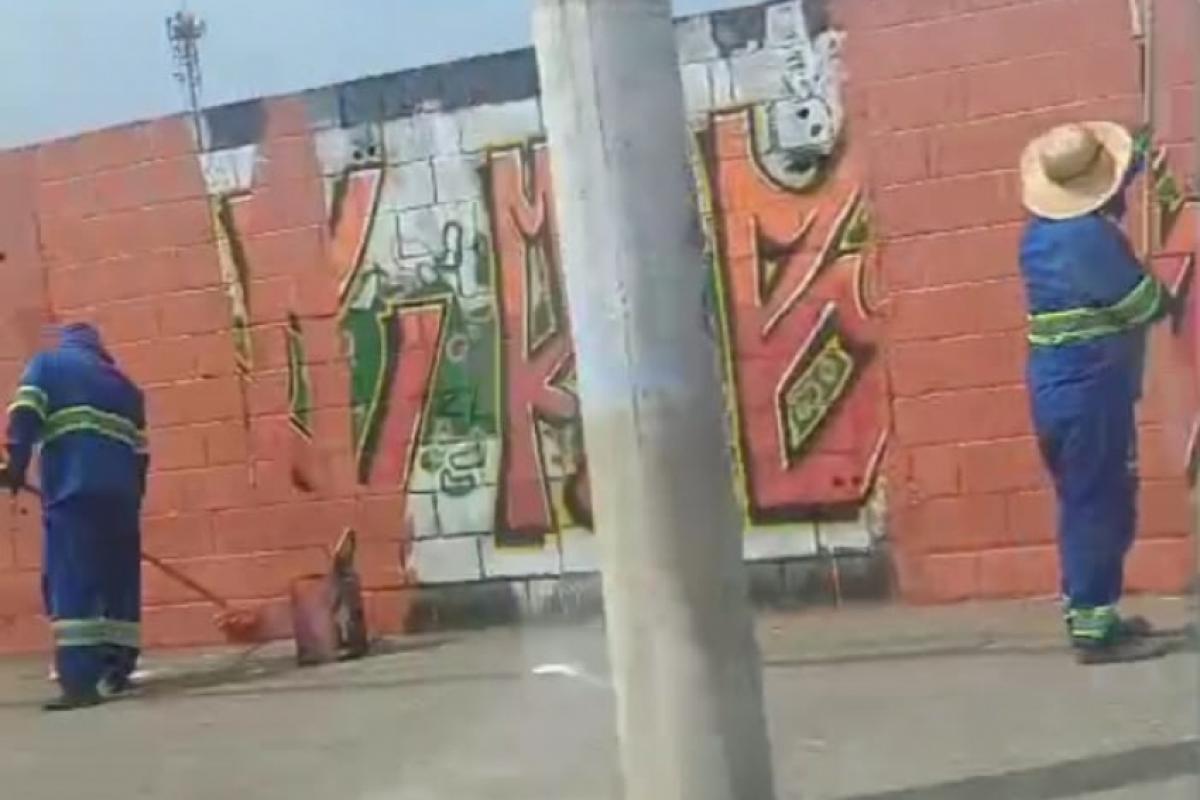 Prefeitura cobre mural de grafite com tinta vermelha, alegando solicitação via 156