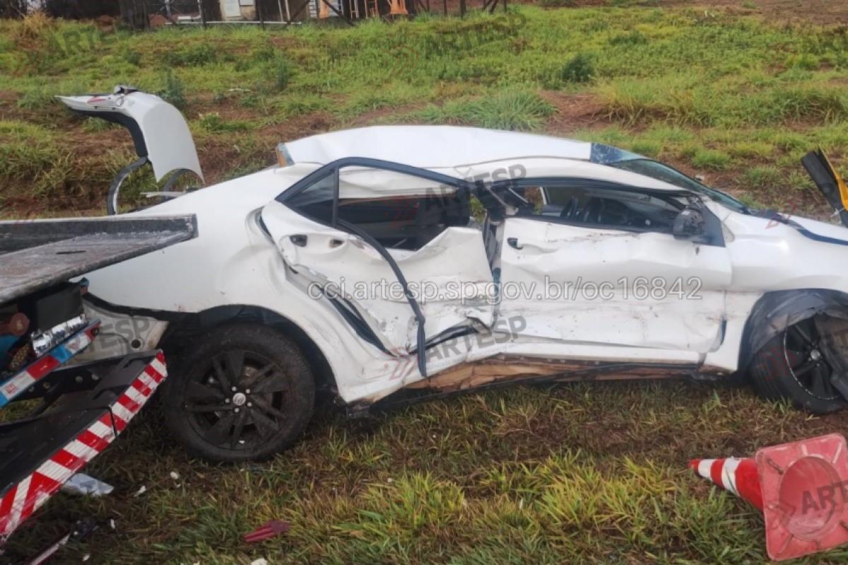 Por razões a serem esclarecidas, o carro onde estava a vítima acabou atingindo o guincho leve da Eixo, responsável pelo trecho, que atendia um acidente no local