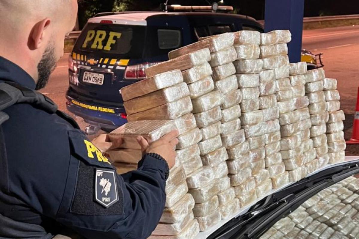 Tabletes de cocaína estavam no carro do suspeito
